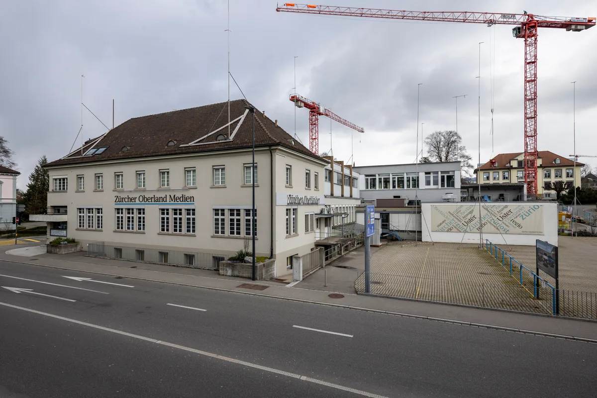 Man sieht ein Haus, um das Baugespanne stehen.